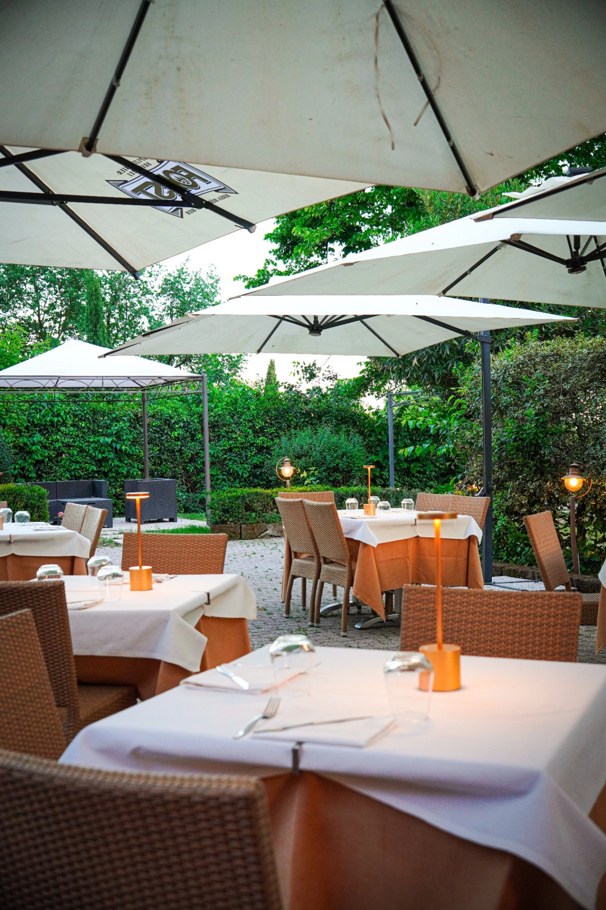 Tavoli all'aperto nel giardino del ristorante