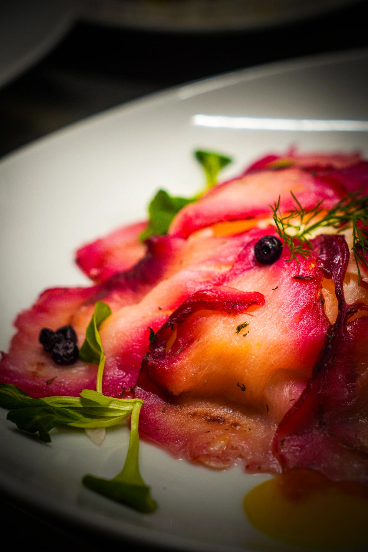 Carpaccio di pesce spada marinato, rapa rossa, arancia e zenzero