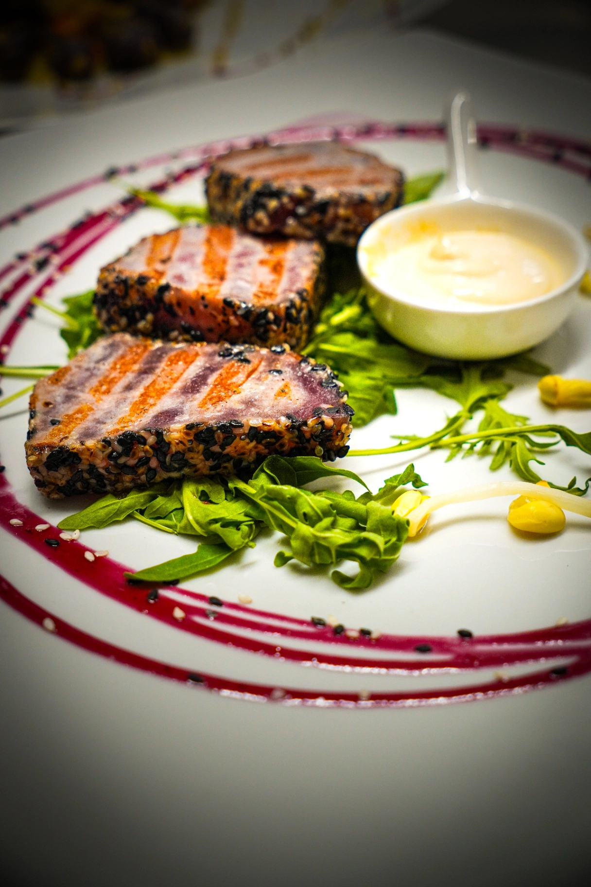 Filetto di tonno in crosta di sesamo, rucola e salsa allo yogurt